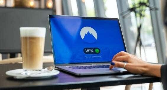 شاشة VPN على كمبيوتر محمول يعمل بنظام Mac 