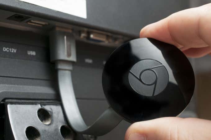 جهاز Chromecast متصل بجهاز تلفزيون