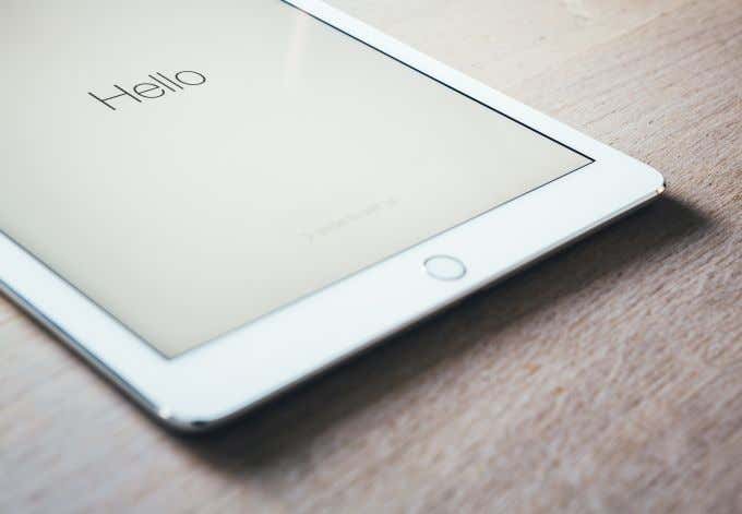 iPad Air مزود بشاشة Hello 