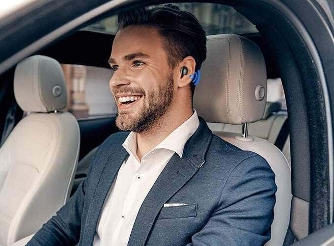 شخص يتحدث مع سماعة Mpow Mini Bluetooth Earbud