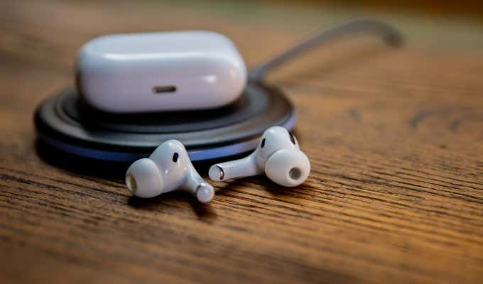 زوج من AirPods على المكتب 