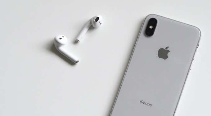 AirPods و iPhone 