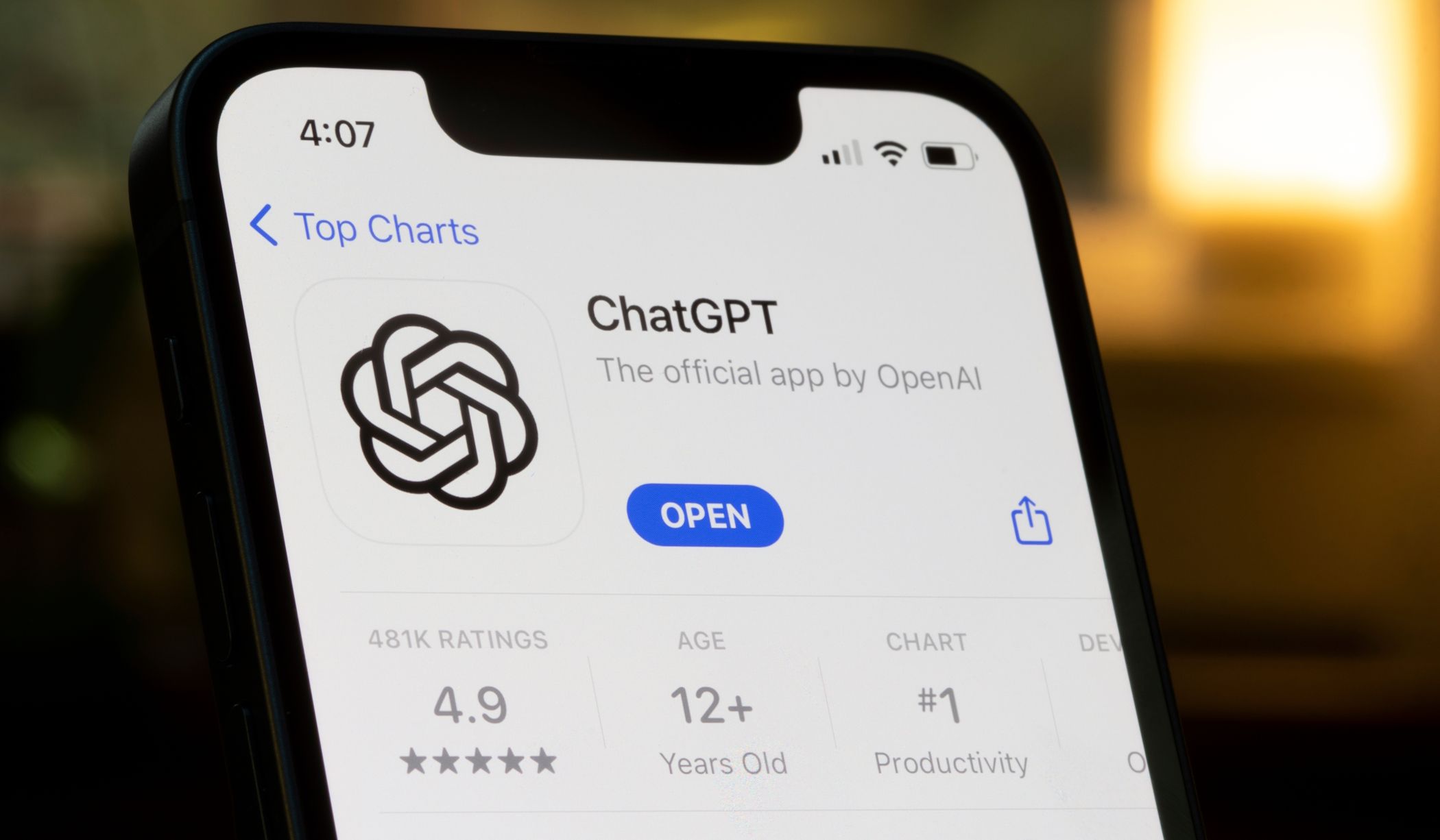 صفحة متجر تطبيقات ChatGPT على iPhone