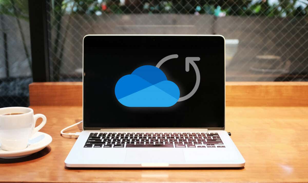 MacBook مع شعار OneDrive على الشاشة