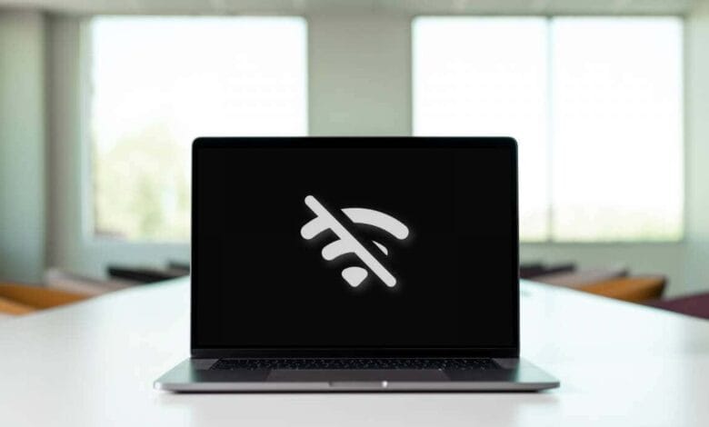 Mac متصل بشبكة Wi-Fi ولكن لا يمكنك الوصول إلى الإنترنت؟ جرب هذه الحلول الـ 12