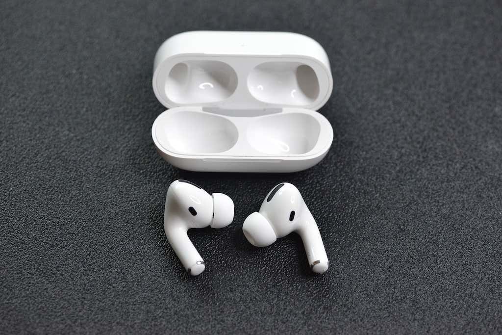 صورة لـ AirPods Pro مع علبة الشحن