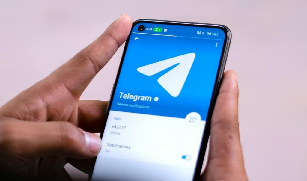 شخص يستخدم Telegram على هاتف ذكي يعمل بنظام Android
كيفية مشاركة رابط مجموعة تيليغرام Telegram