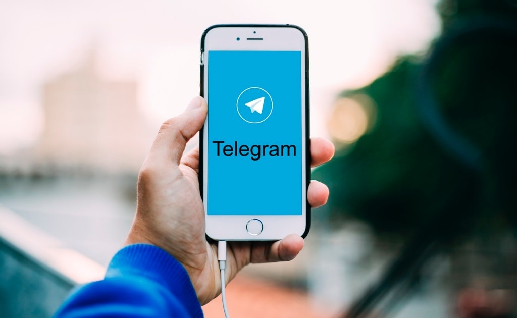 شخص يحمل جهاز iPhone يظهر على شاشته نص "Telegram" أسود وشعار Telegram
كيفية مشاركة رابط مجموعة تيليغرام Telegram