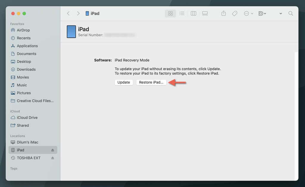 تم تمييز زر "استعادة iPad" في وضع استرداد iPad على جهاز Mac.