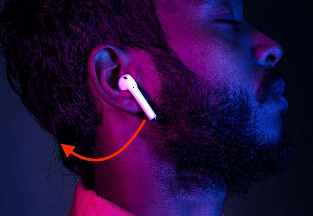 رجل يرتدي Apple AirPods