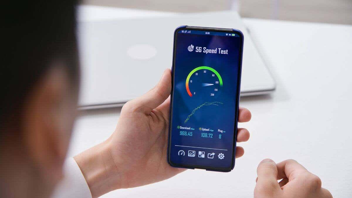 هاتف محمول يقوم باختبار سرعة 5G