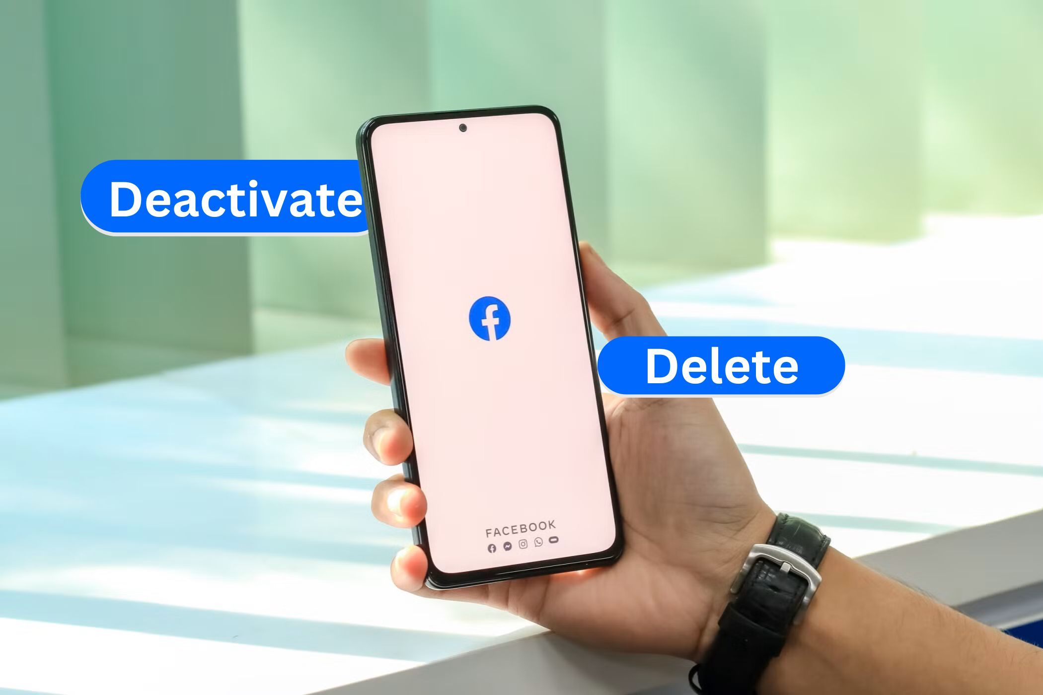 هاتف ذكي مزود بتطبيق facebook في يد شخص ما وأزرار إلغاء التنشيط والحذف