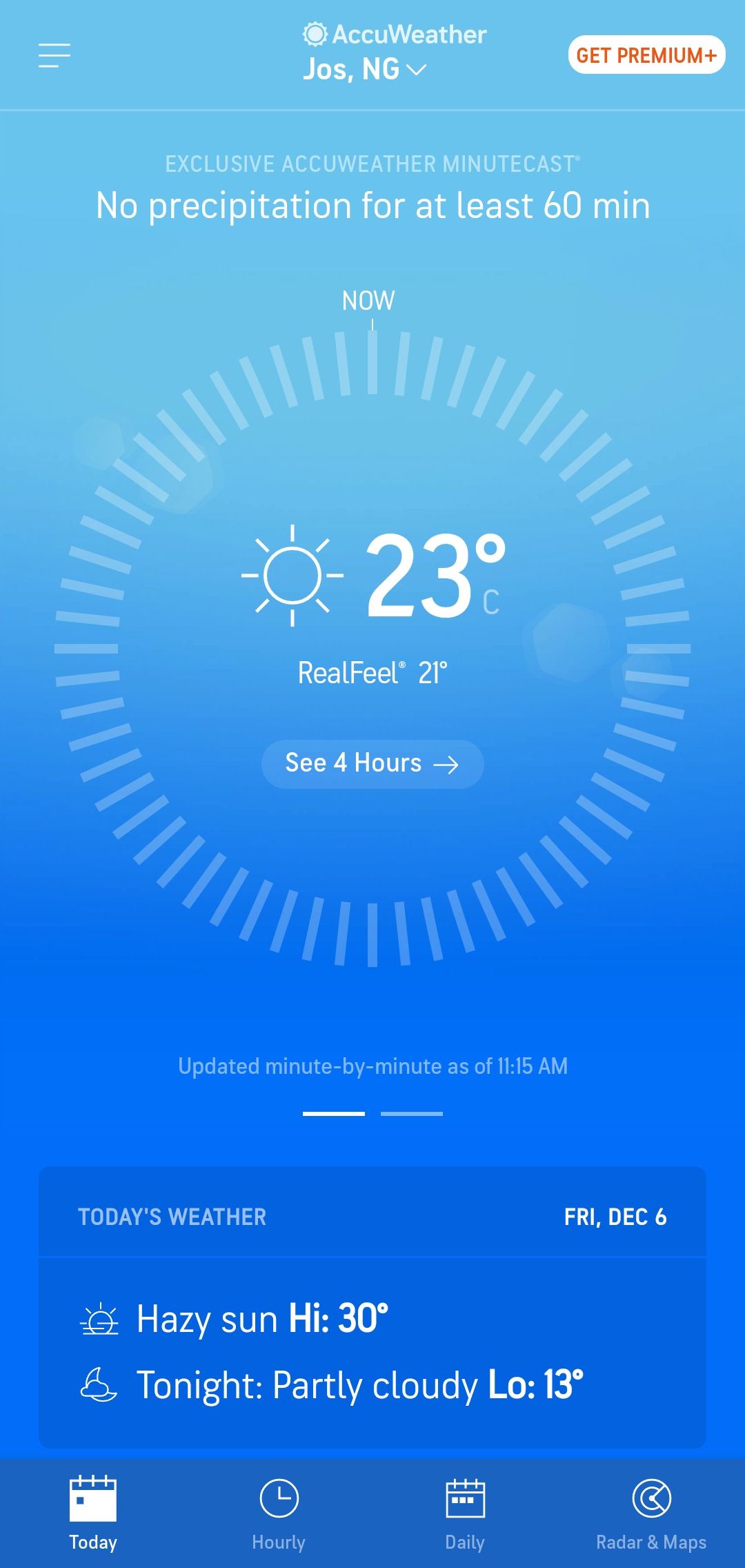 شاشة AccuWeather الرئيسية تعرض درجة حرارة RealFeel.