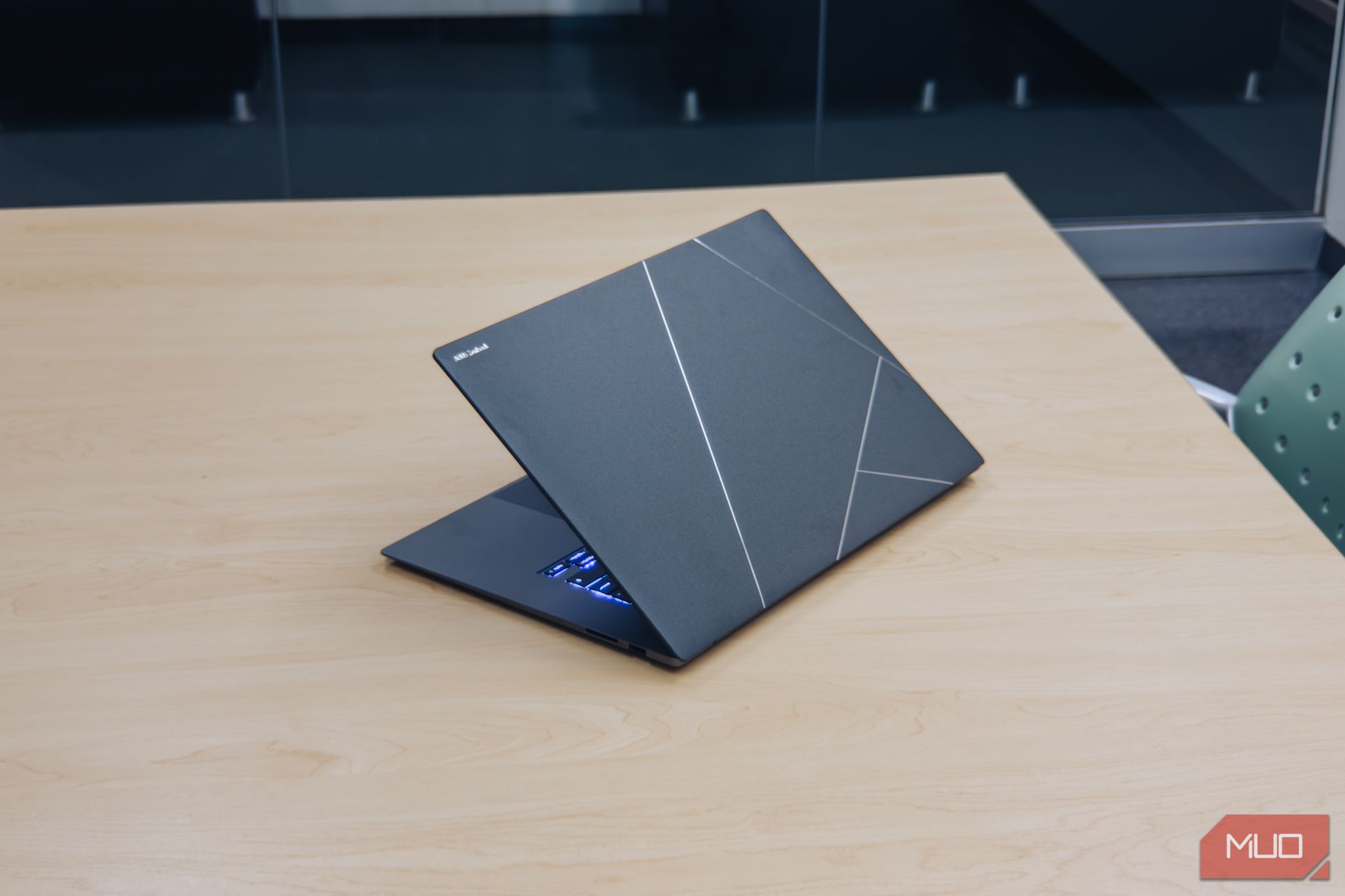 Asus Zenbook S 16 غطاء خلفي أعلى طاولة خشبية