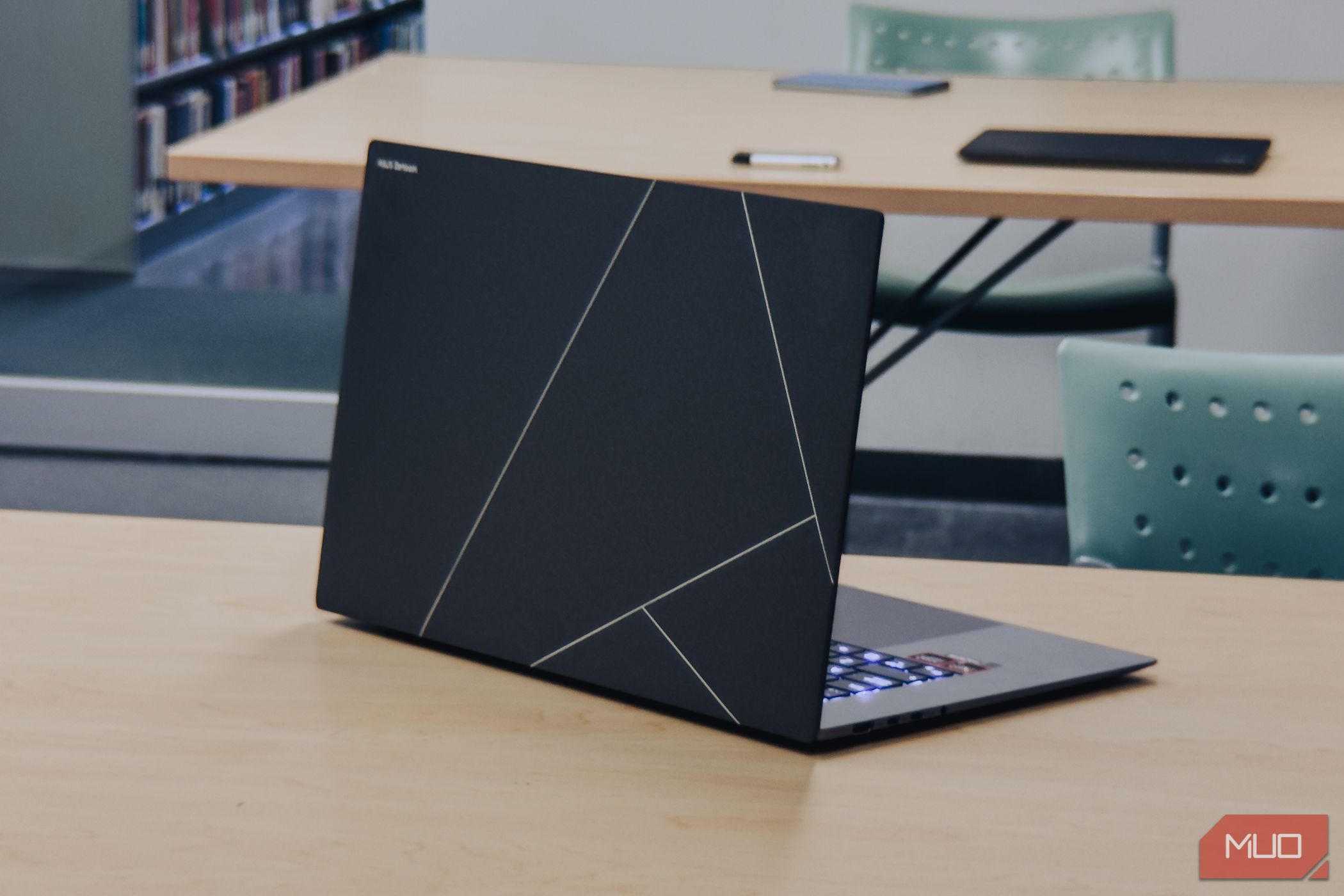 Asus Zenbook S 16 لوحة خلفية بزاوية.