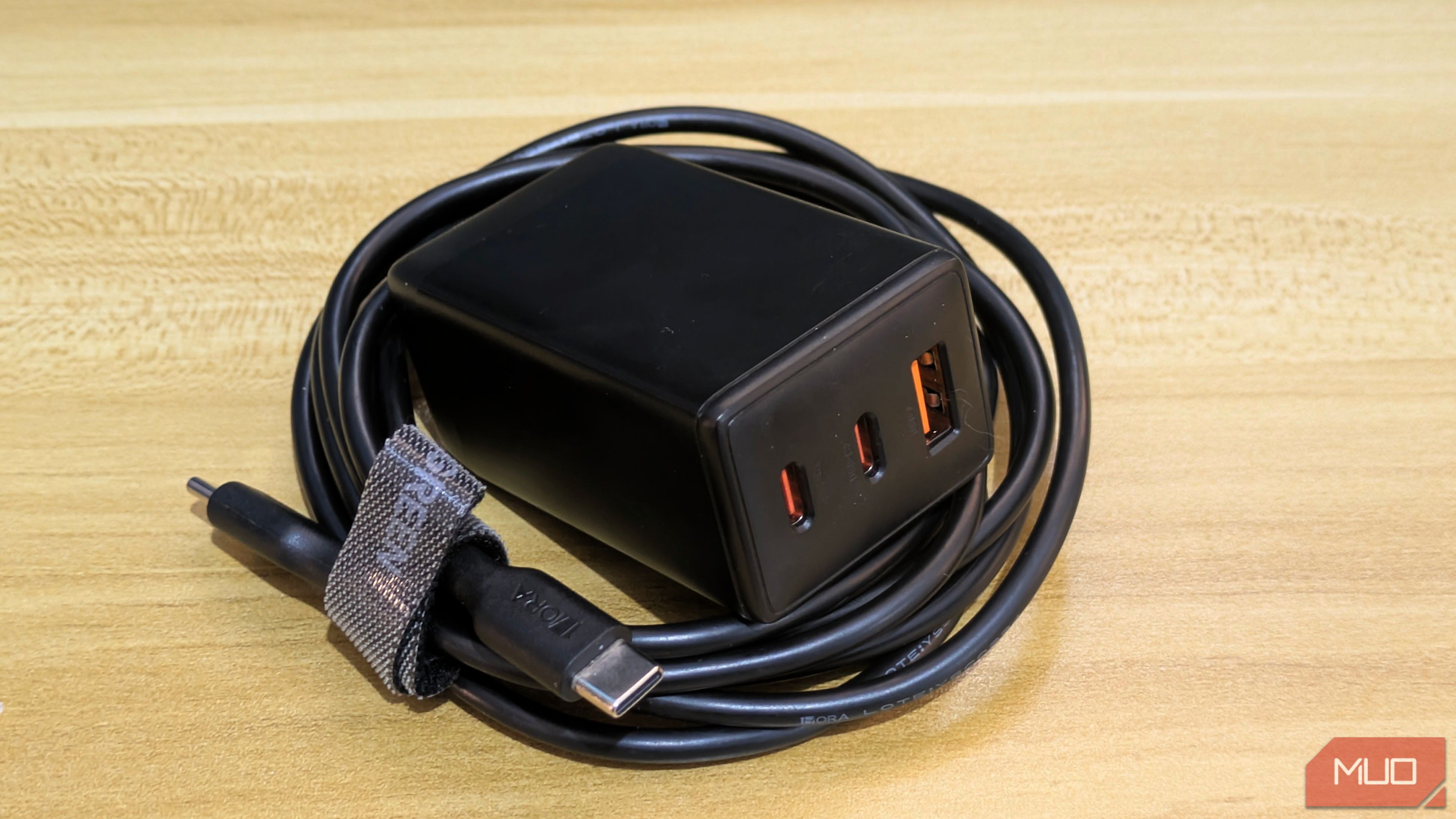 شاحن غان مع كيبل USB بطول مترين