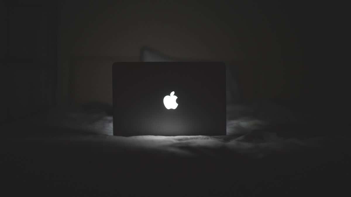 شعار Apple متوهج على جهاز MacBook.