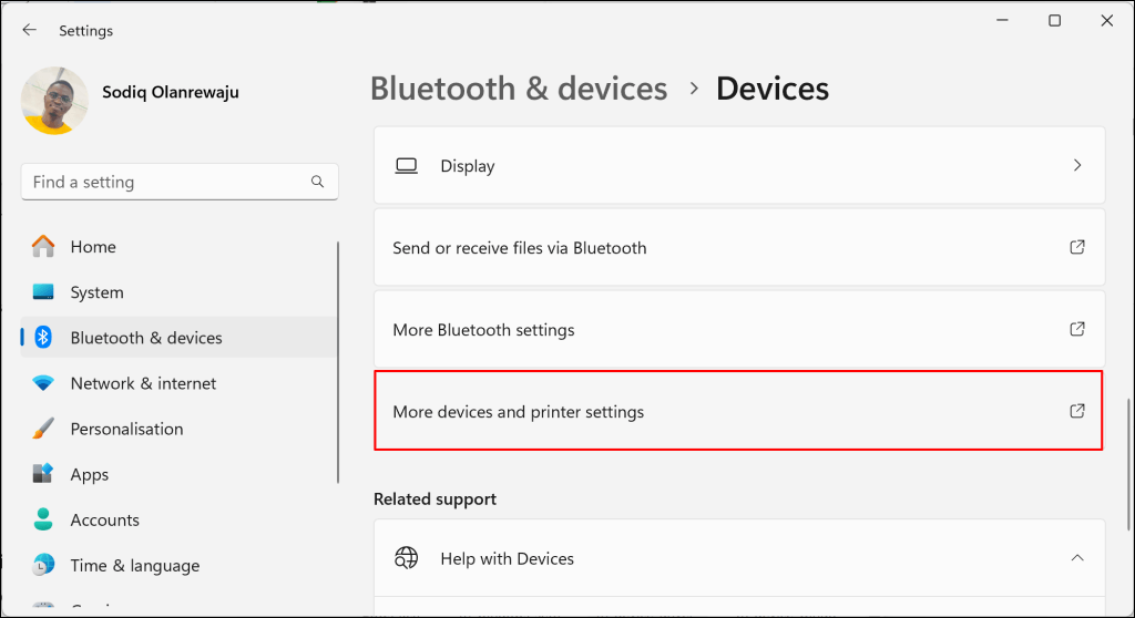 تم تمييز خيار "المزيد من الأجهزة وإعدادات الطابعة" في قائمة إعدادات Windows Bluetooth والأجهزة