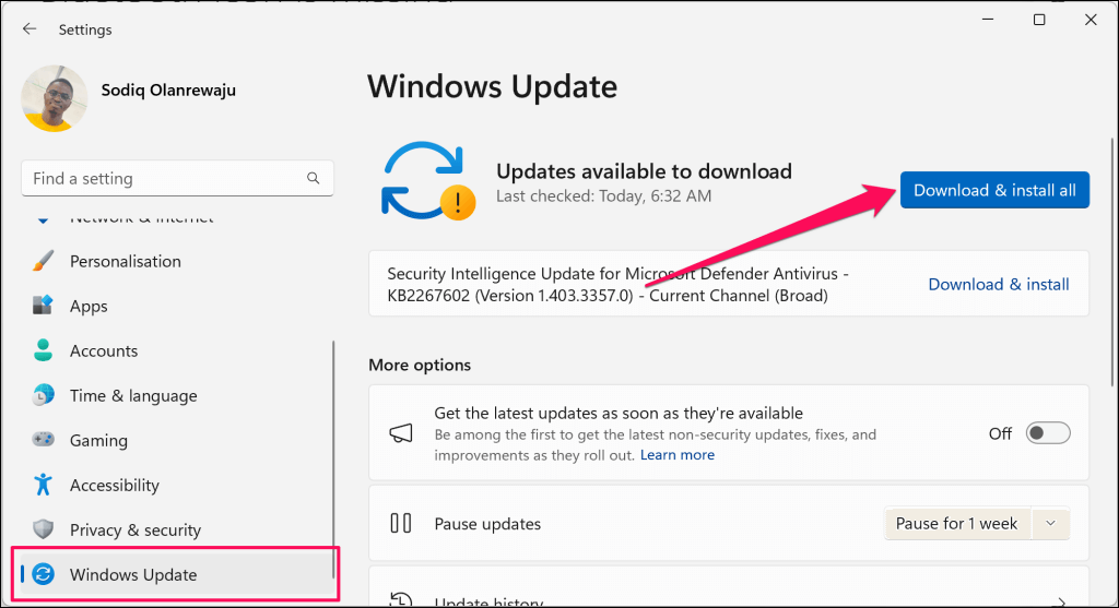 تمييز الزر "تنزيل وتثبيت الكل" في صفحة إعدادات Windows Update