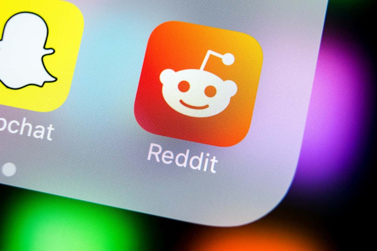 تطبيق Reddit لا يعمل؟ 9 طرق لإصلاح صورة التطبيق - سانكت بطرسبرج، روسيا، 22 مارس 2018: أيقونة تطبيق Reddit على شاشة الهاتف الذكي Apple iPhone X عن قرب. أيقونة تطبيق رديت Reddit هي شبكة تواصل اجتماعي عبر الإنترنت.