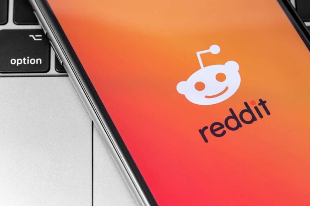 كيفية عرض صورة منشورات Reddit المحذوفة - شعار Reddit على شاشة الهاتف الذكي. رديت – موقع الأخبار الاجتماعية. موسكو، روسيا – 15 نوفمبر 2019