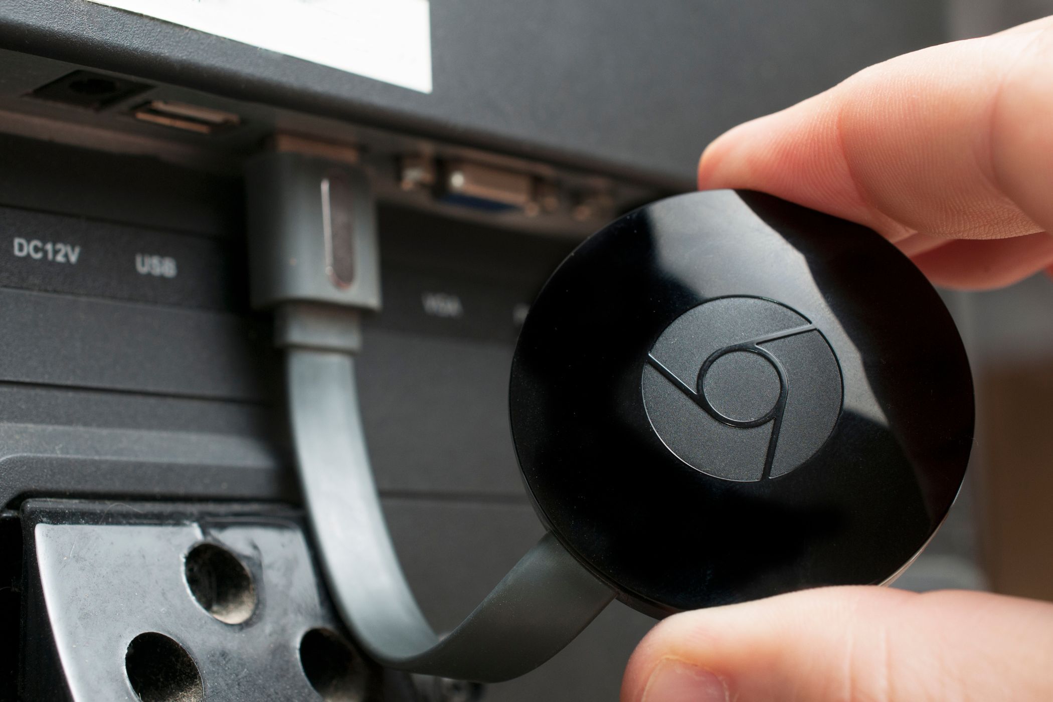 جهاز Chromecast متصل بتلفزيون