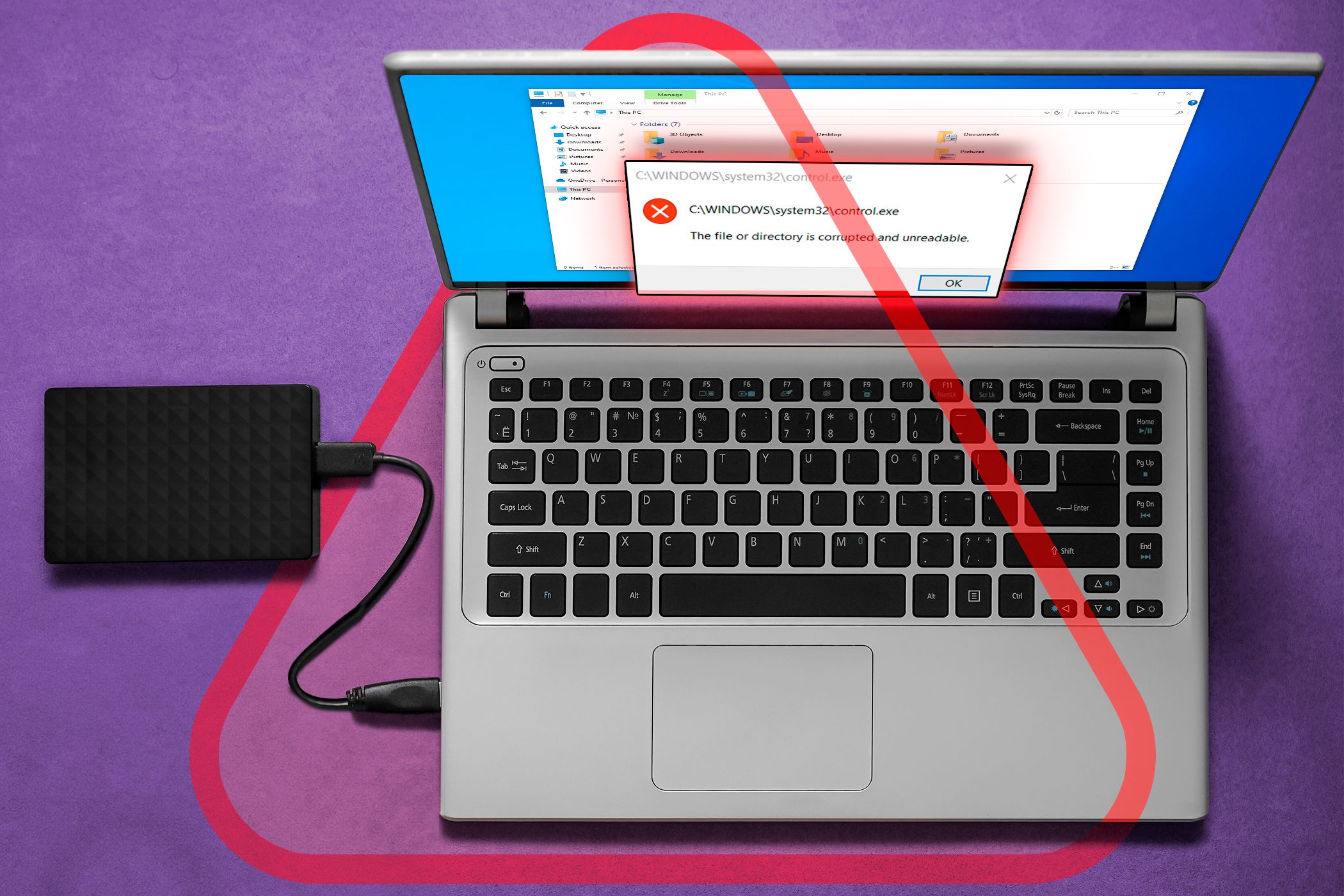 جهاز كمبيوتر محمول متصل بمحرك خارجي مع رسالة خطأ على الشاشة.