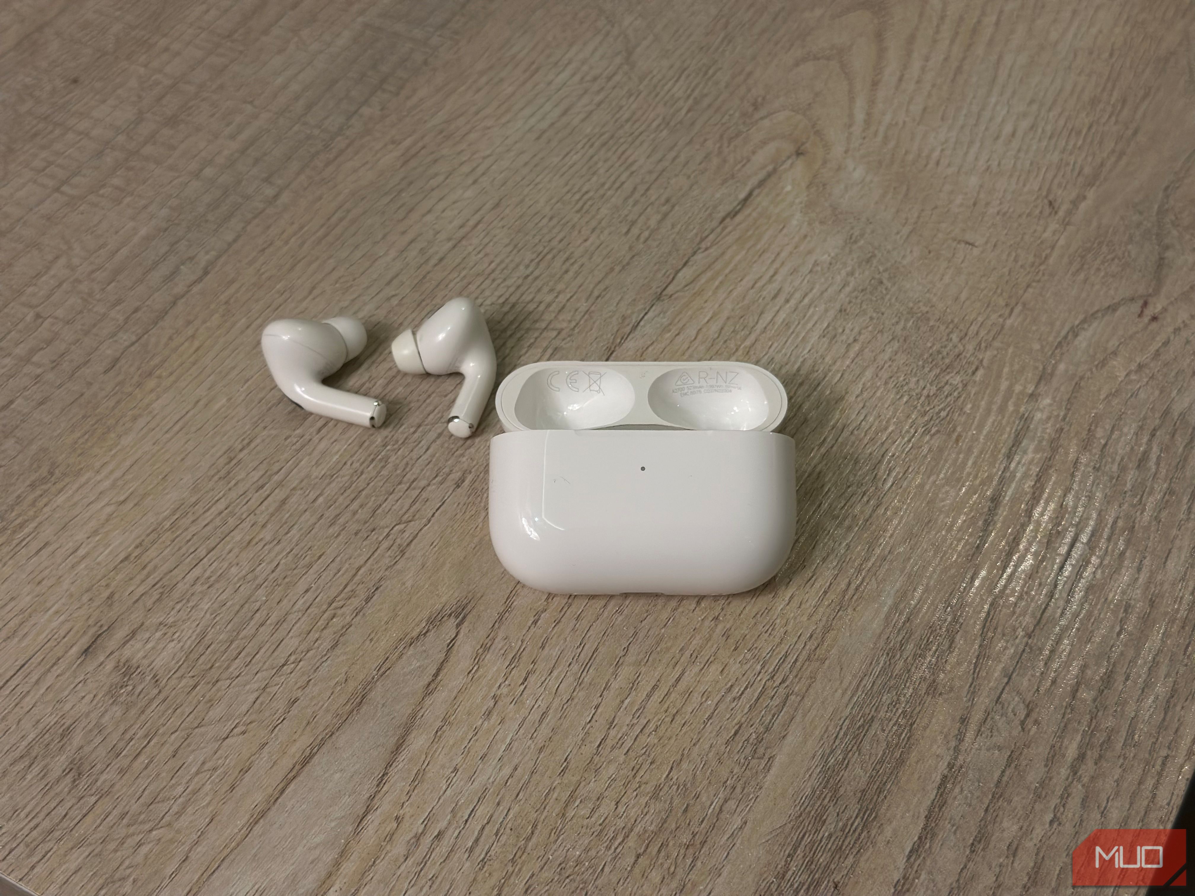 Airpods شحن العلبة والبراعم على طاولة