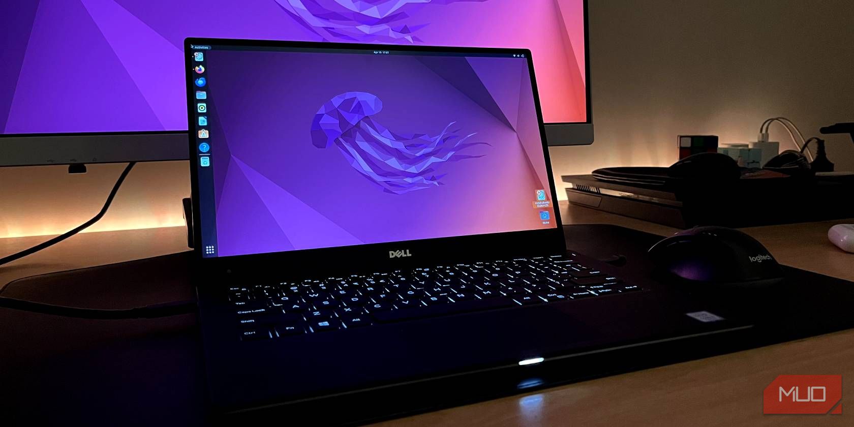 Dell XPS 13 تشغيل Ubuntu مع شاشة في الخلفية