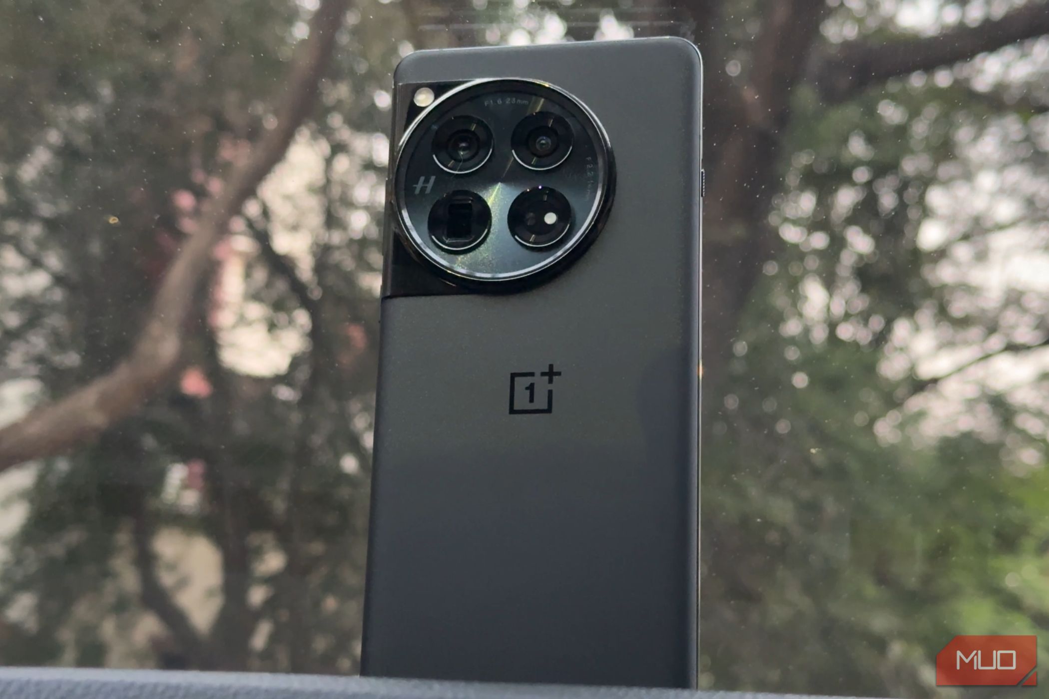 صورة تعرض OnePlus 12 الموضوعة على لوحة معلومات للسيارات