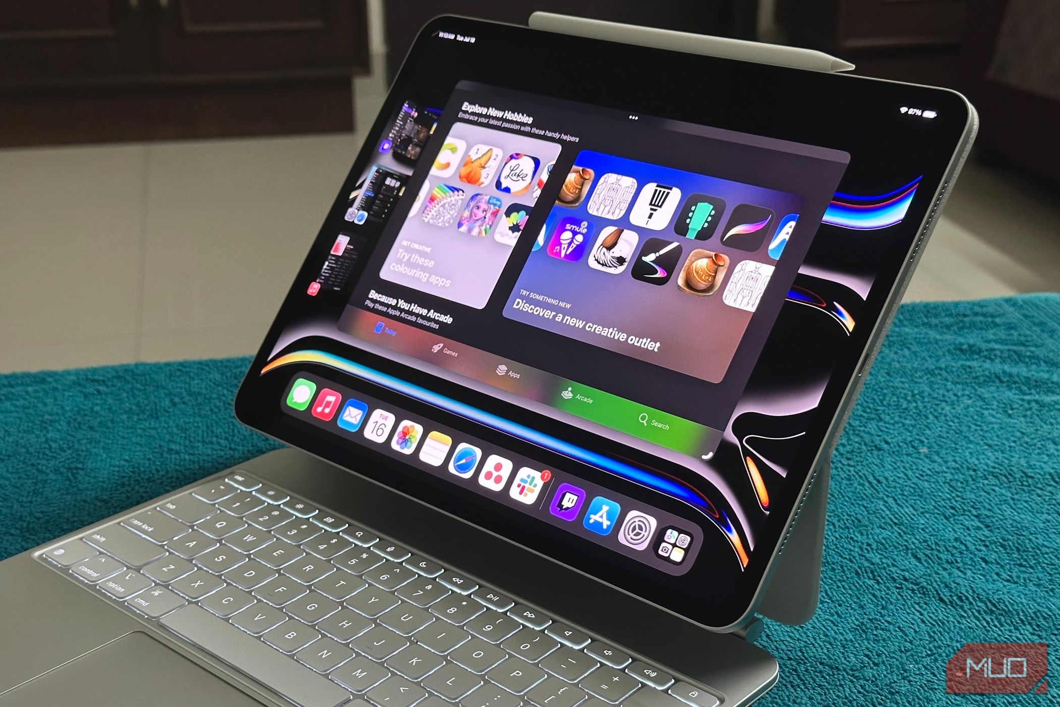 مدير المسرح على جهاز iPad Pro متصل بلوحة مفاتيح سحرية