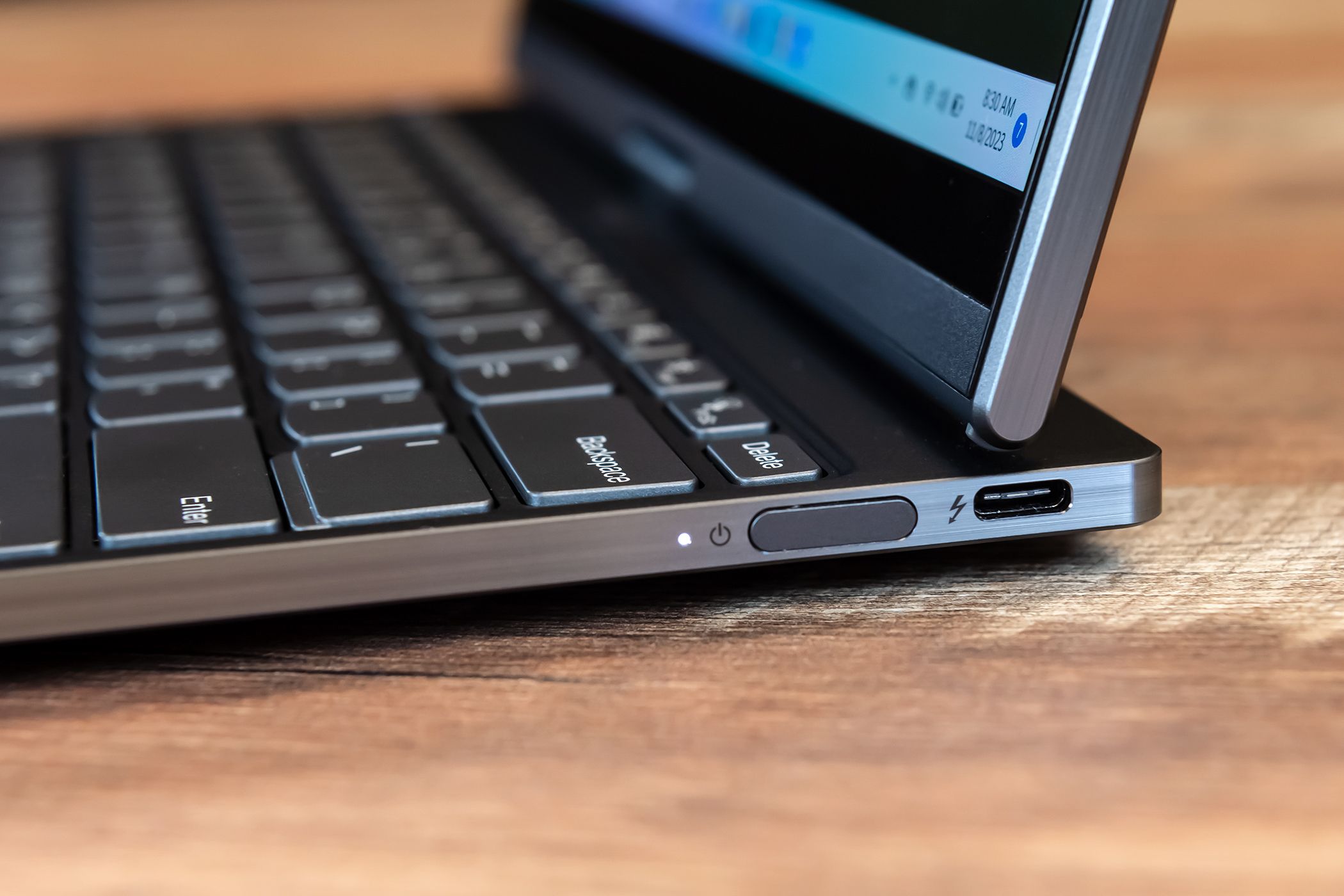 زر الطاقة ومنفذ شحن USB C على Lenovo Thinkbook Plus Gen 4