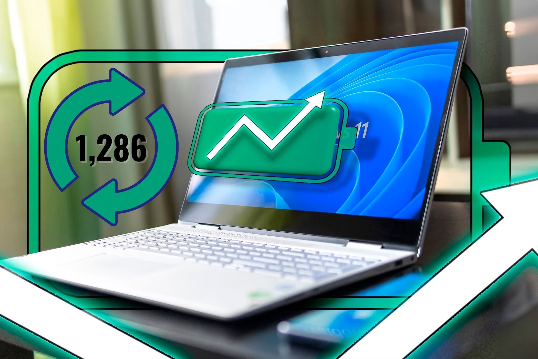 جهاز كمبيوتر محمول به Windows 11 يوضح أيقونة بطارية كاملة مع سهم تصاعدي وعدد الدورات