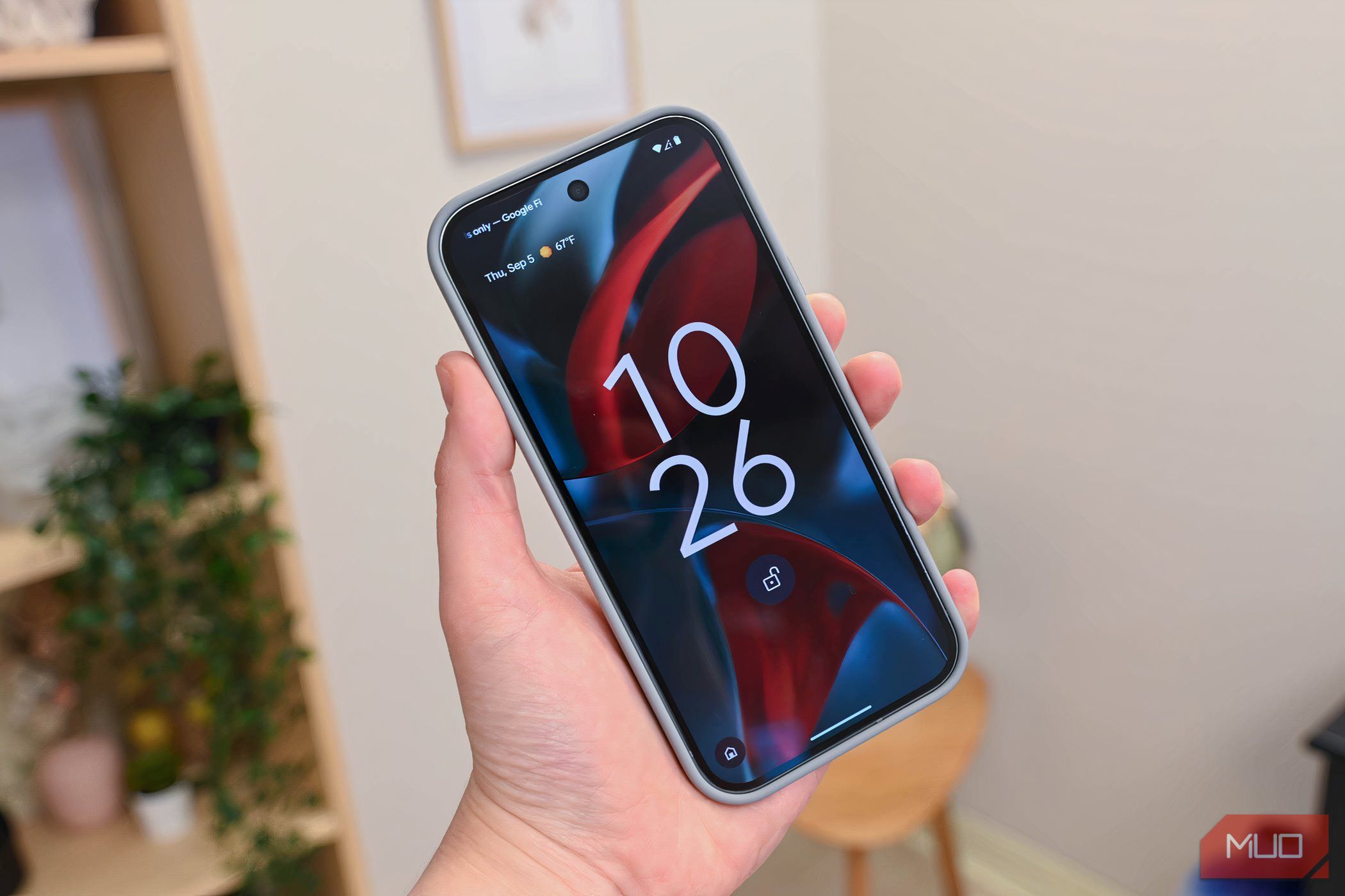 عقد Google Pixel 9 Pro في متناول اليد