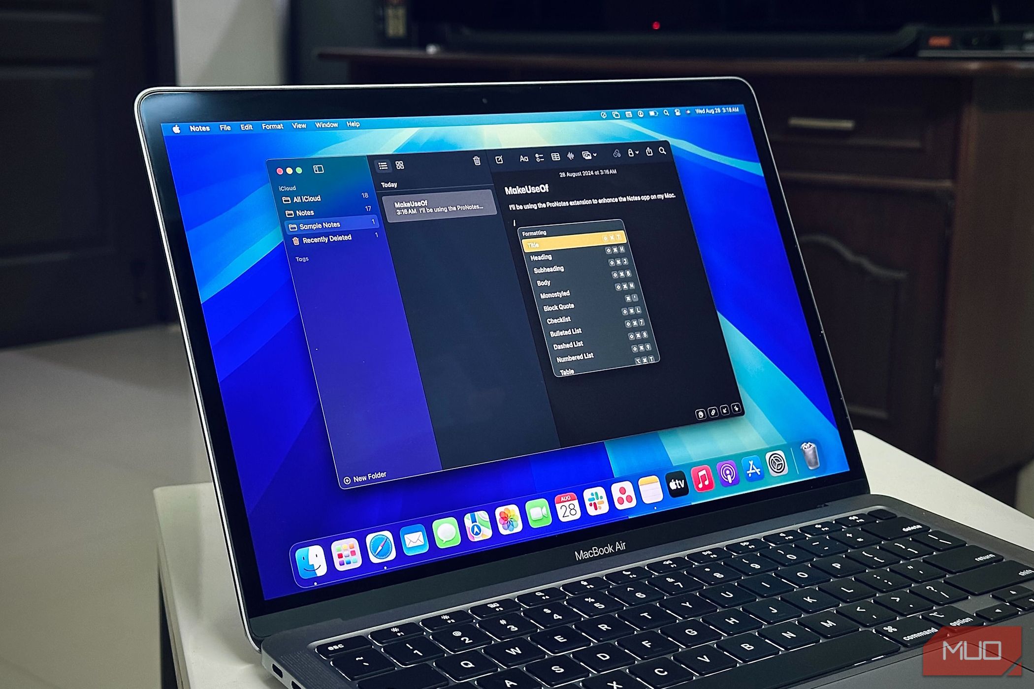 تطبيق Apple Notes يعمل على جهاز MacBook Air