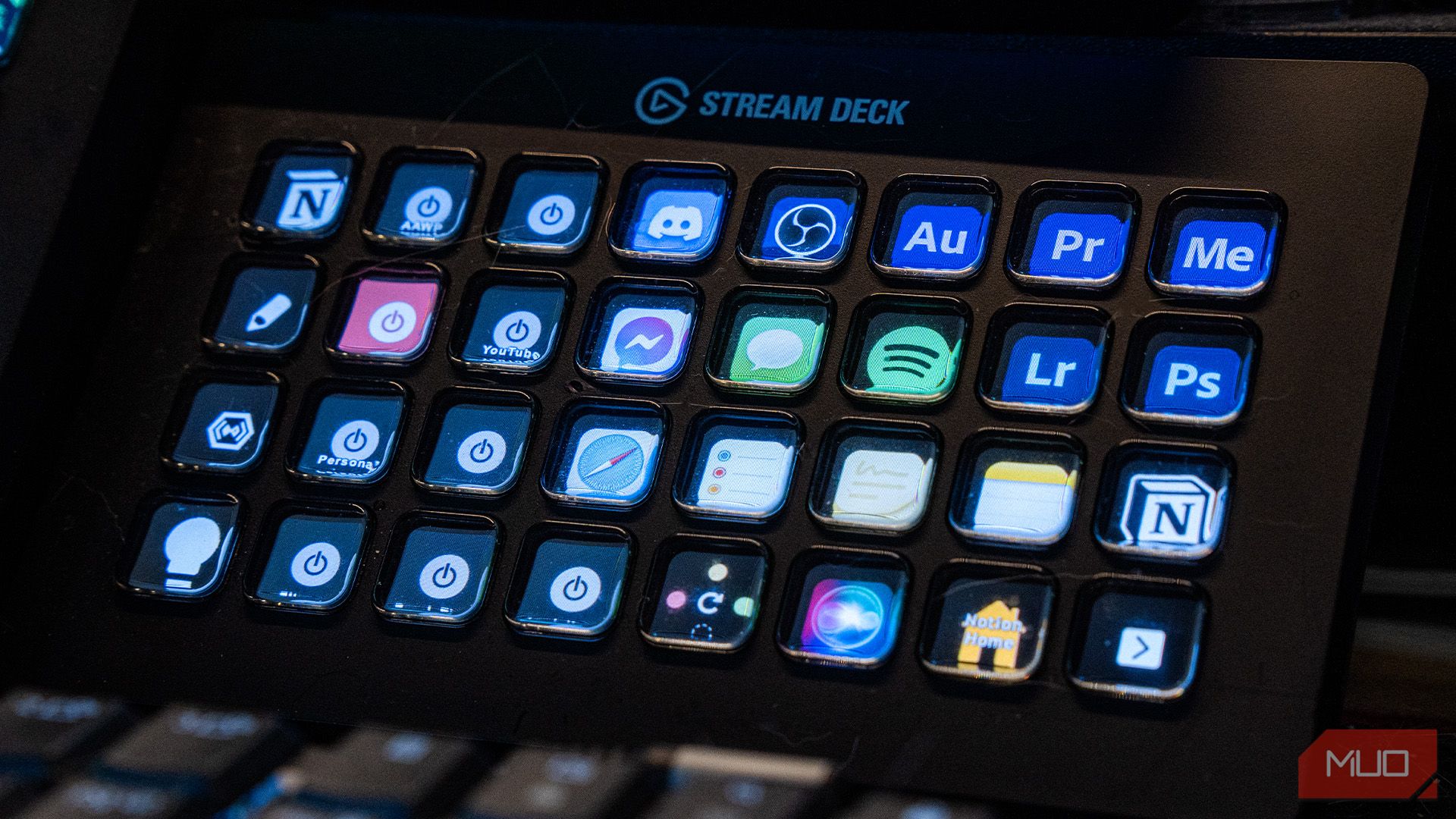 Elgato Stream Deck XL على مكتب مع اختصارات تظهر. -2