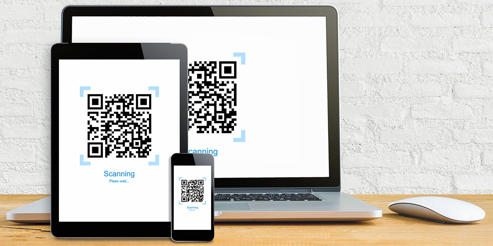 الكمبيوتر المحمول ، الجهاز اللوحي ، والهاتف مع رموز QR