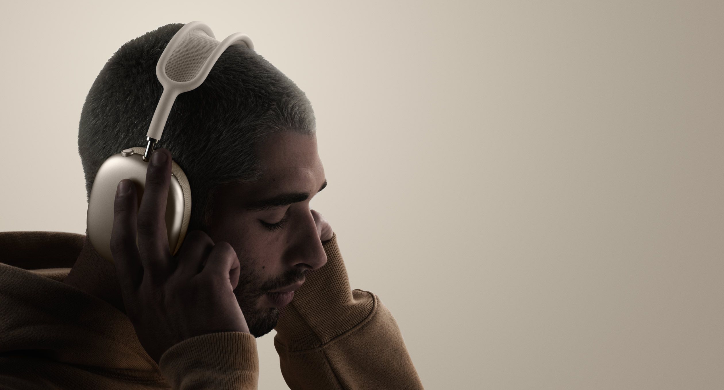 شخص يرتدي airpods كحد أقصى