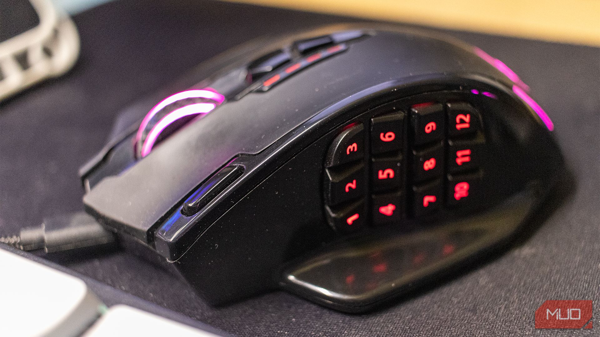 Redmagic M913 Impact Elite Wireless Gaming Mouse على وسادة الماوس