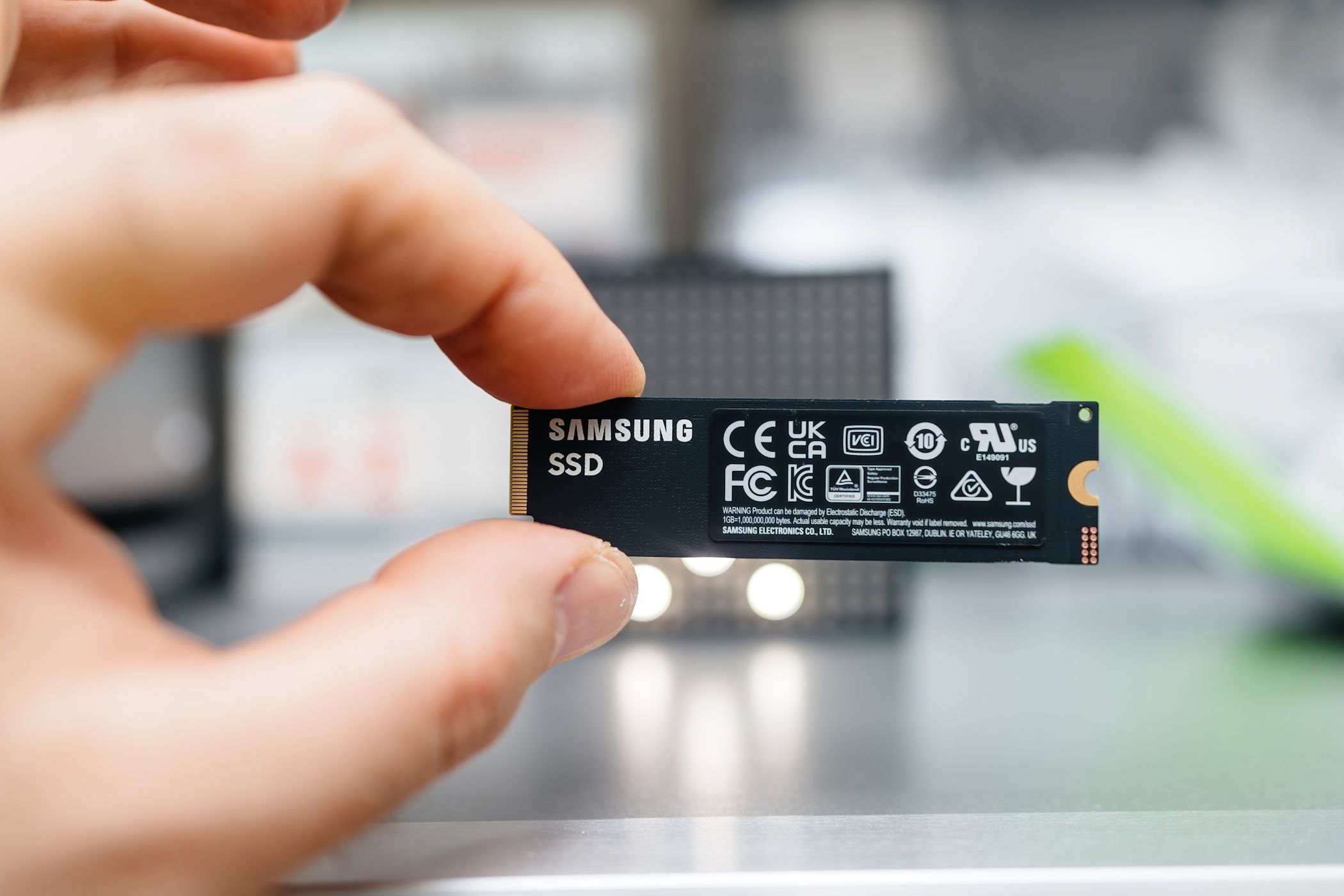 عقدت Samsung SSD بين إصبعين